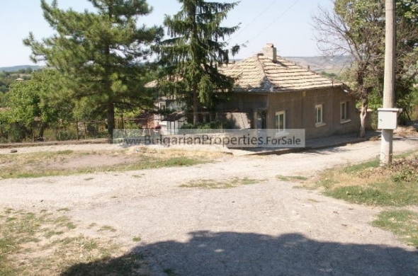 Продава се ъглова къща в село Горско Абланово