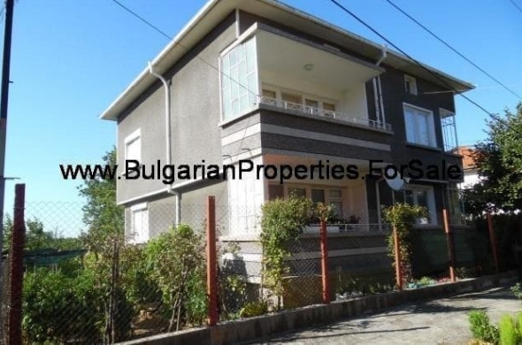 Продава се триетажна къща в град Попово