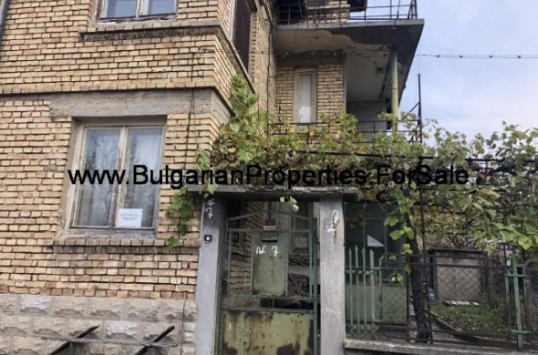 Продава се двуетажна къща в град Попово