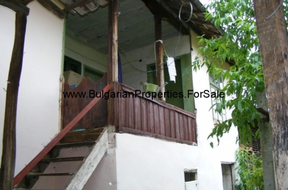 Продава се стара двуетажна къща в село Паламарца